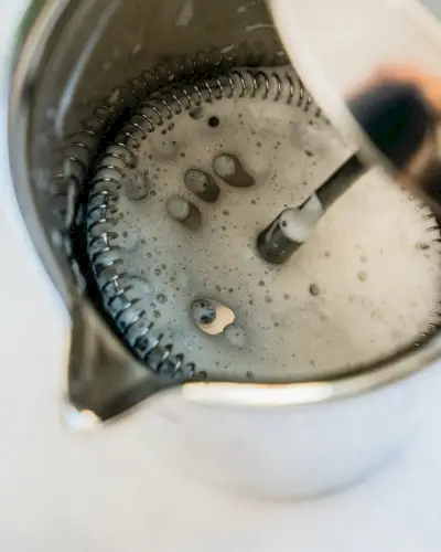フレンチプレスでミルクを泡立てる方法