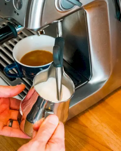 Ako napariť mlieko pomocou espresso kávovaru
