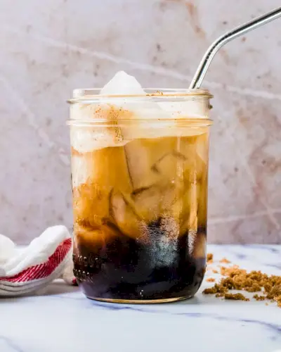 Café expresso gelado com açúcar mascavo e leite de aveia