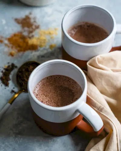 Pão de gengibre com chocolate quente