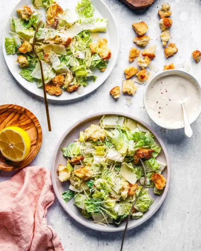 Insalata Caesar con salsa Caesar e crostini.