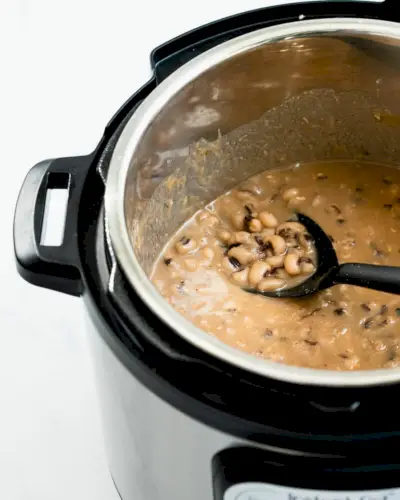 Panela de pressão com feijão fradinho