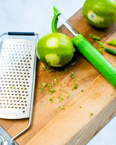 Limettenvinaigrette Schritt 1: Die Limette abreiben.