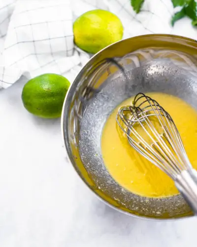 Limettenvinaigrette Schritt 2: Die Zutaten verquirlen.
