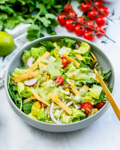 Mexikanischer Salat mit Limetten-Vinaigrette-Dressing.