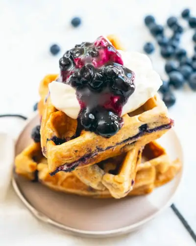Chantilly alcoólico com infusão de Bourbon em waffles