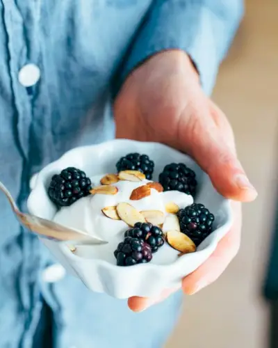 Frutti di bosco con panna montata allo yogurt | Yumpulse