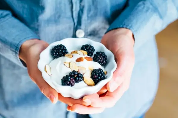 Frutti di bosco con panna montata allo yogurt | Yumpulse
