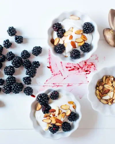 Frutti di bosco con panna montata allo yogurt | Yumpulse