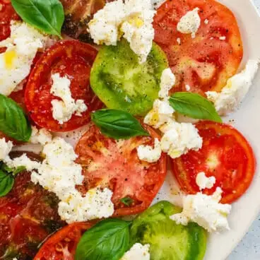 Salada de mussarela, tomate e manjericão