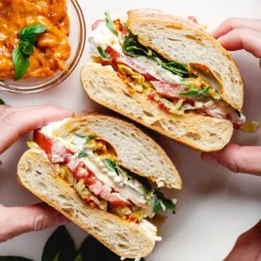Burrata Sandwich avec les mains.
