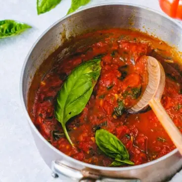 Molho de tomate e manjericão