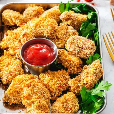 ケチャップを添えたトレイにチキン ナゲット。