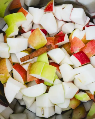 Comment faire de la compote de pommes : hachez les pommes
