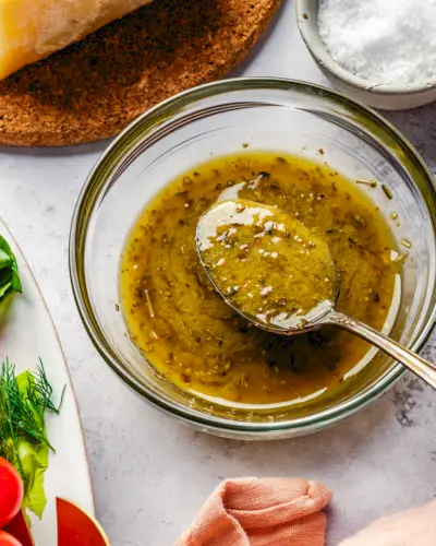 Italienisches Dressing-Rezept in einer Schüssel mit Löffel