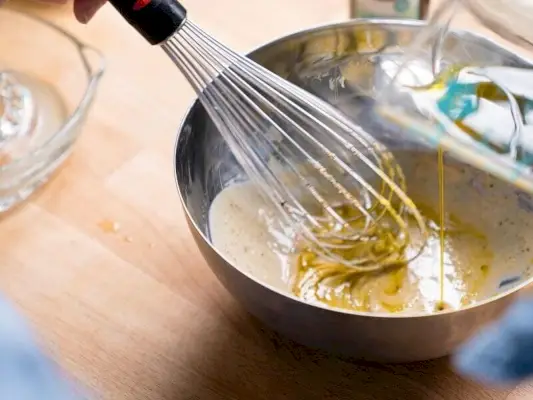 So bereiten Sie italienisches Dressing zu: In einer Schüssel verquirlen.