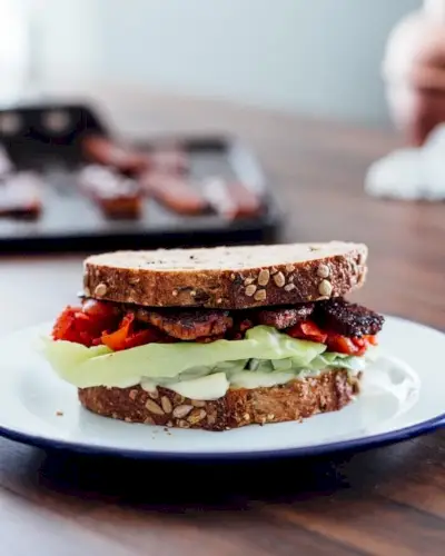 Wegańskie BLT z boczkiem tempeh