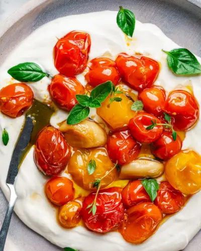 Paradajkový konfit s tahini jogurtovou omáčkou