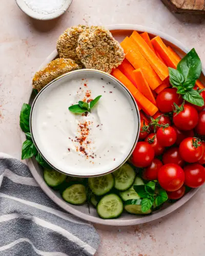 Tahini jogurtová omáčka v miske so zeleninou.
