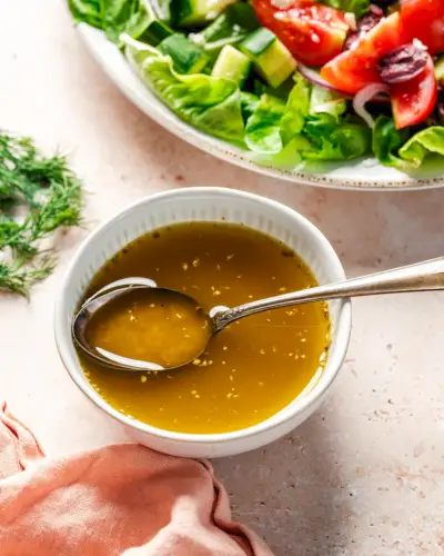Condimento per insalata greca fase 3: servire.