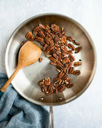 Comment griller des noix sur la cuisinière : des noix de pécan dans une poêle