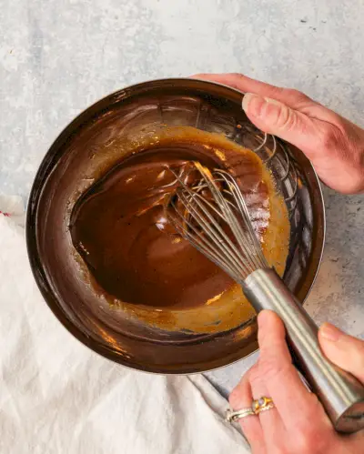 Schritt 1: Die Zutaten für die Balsamico-Vinaigrette in einer Schüssel verquirlen.