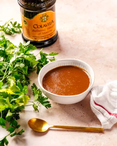 Flasche Balsamico-Essig mit Balsamico-Vinaigrette-Dressing
