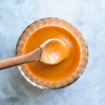 salsa chipotle in una piccola ciotola con un cucchiaio
