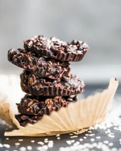 Biscoitos veganos de chocolate tahine sem assar