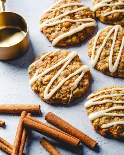 Mrkvový dort cookies se skořicí a odměrkou