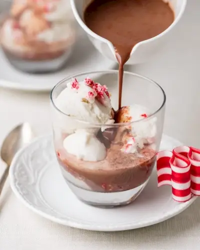 Pfefferminz-Eis und heißes Kakao-Affogato