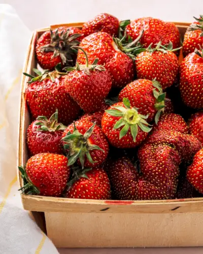 Erdbeeren in einem Korb.