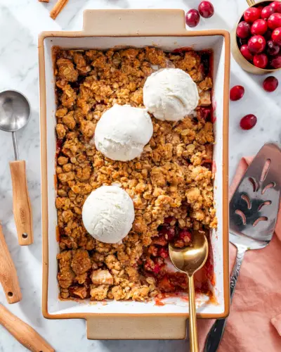 Apple Cranberry Crisp em panela com cobertura de sorvete