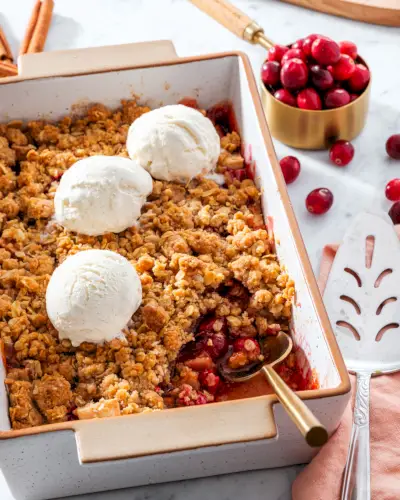 Receita crocante de maçã com cranberry em assadeira