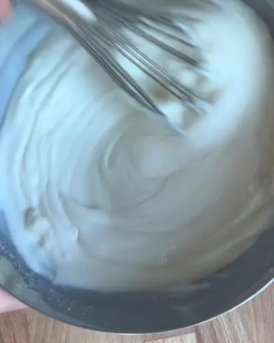 Mrazený jogurt Krok 1: Vyšľahajte jogurt, smotanu a cukor.