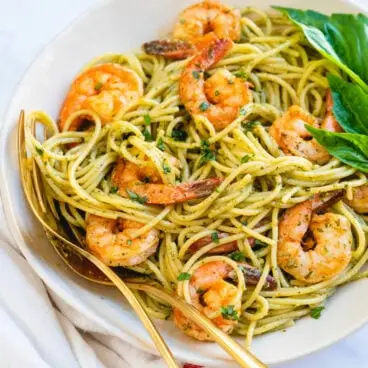 Macarrão pesto de camarão