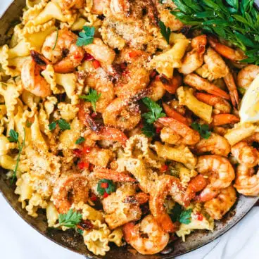 Macarrão de camarão cajun