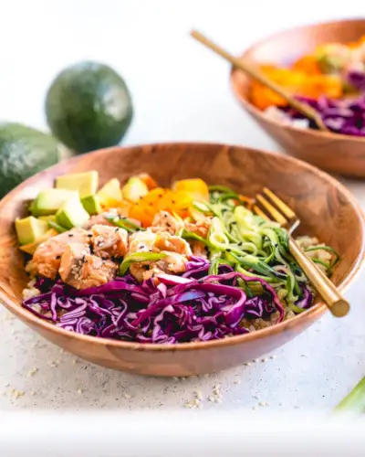 Poke bowl de salmão grelhado