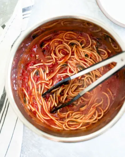 Natychmiastowe spaghetti w garnku