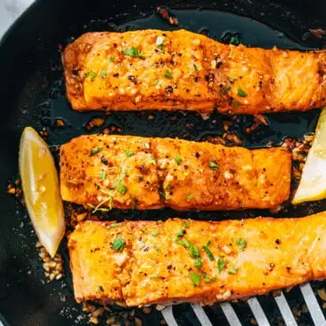 In der Pfanne gebratener Lachs