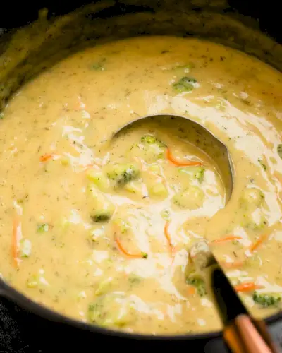 Zuppa cremosa di patate e broccoli vegan