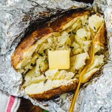Pomme de terre au four sur le gril
