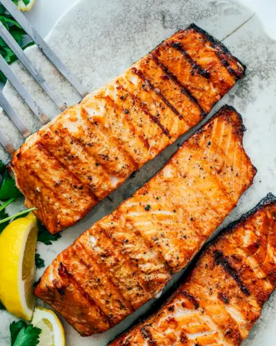 Saumon grillé sur assiette au citron.