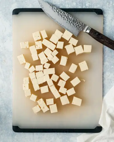 Étape 1 : Coupez le tofu en cubes.