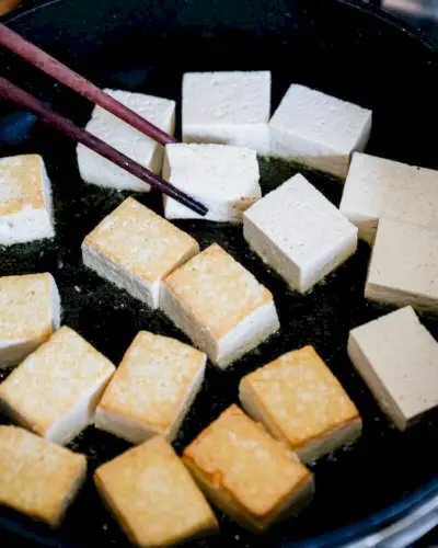 Étape 2 : Retournez le tofu avec des baguettes