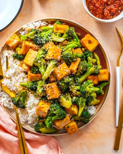 Tofu Brócolis Frite com arroz em uma tigela