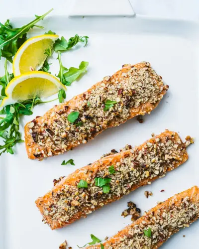 Salmão com crosta de noz-pecã