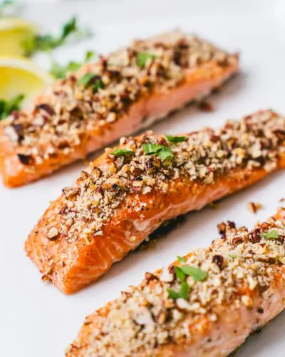 Salmão com crosta de noz-pecã
