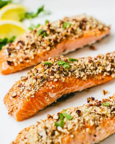Salmão com crosta de noz-pecã