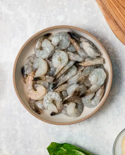Étape 1 : Assaisonnez les crevettes.